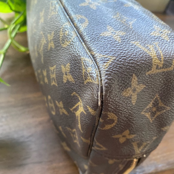 Perfect size authentic vintage monogram LV toiletry bag - Picture 6 of 11